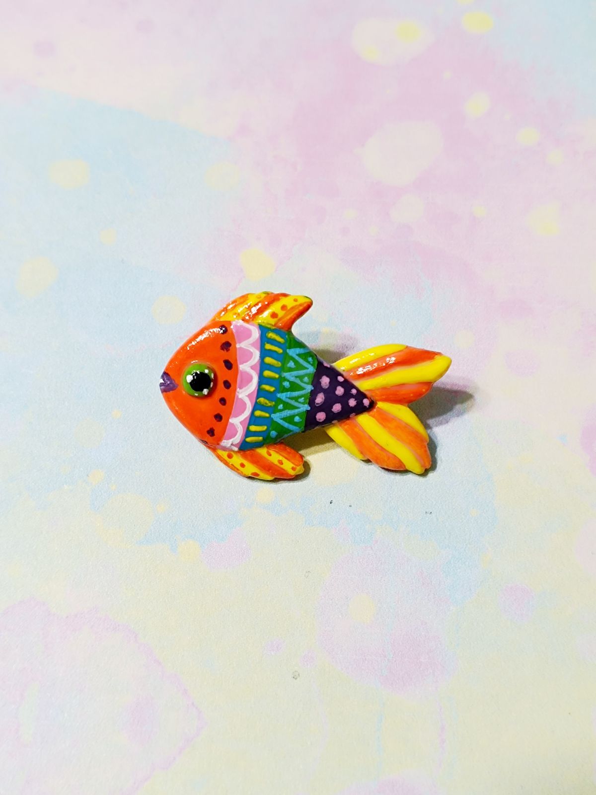 Pin pez colorido