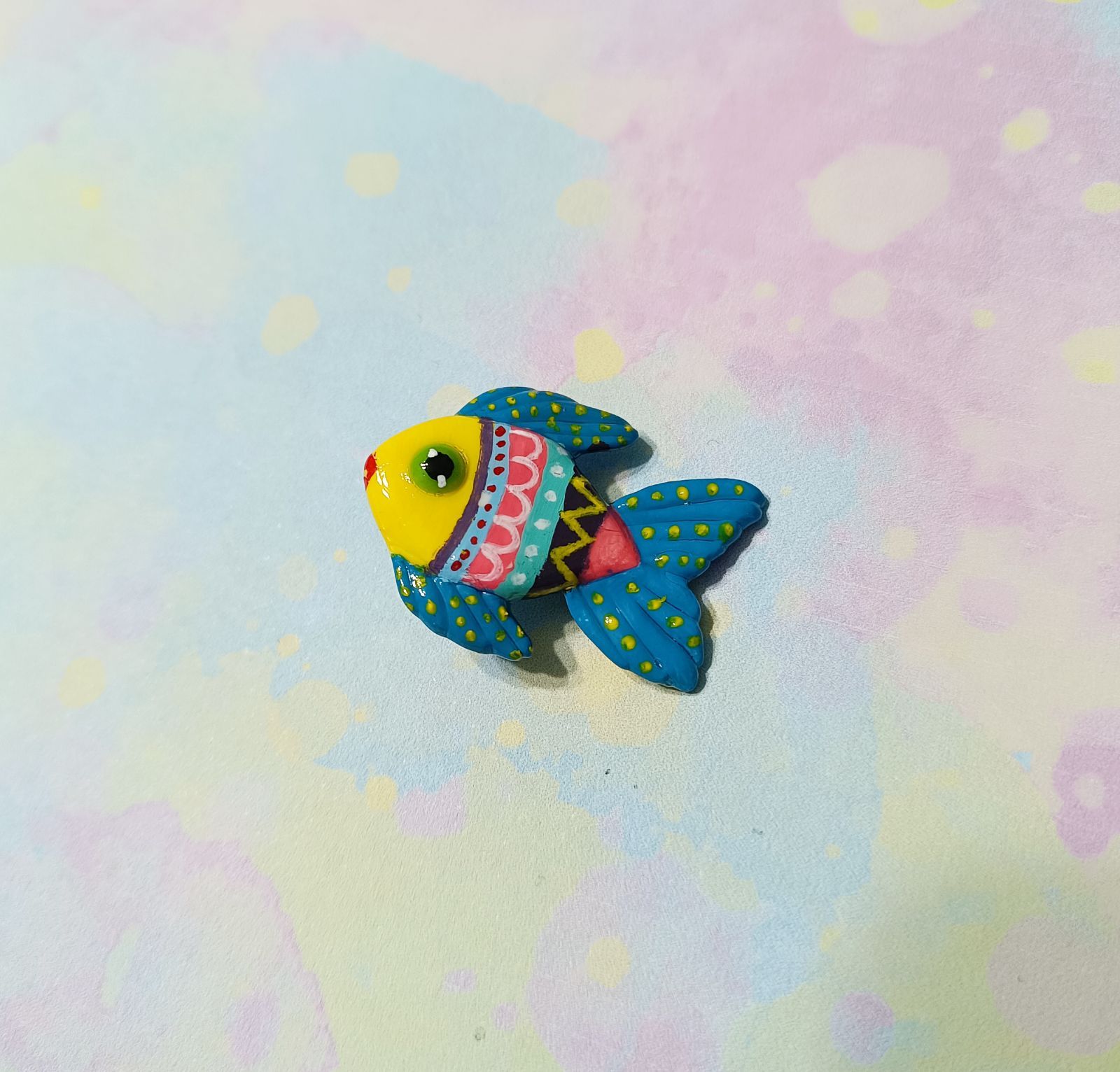 Pin pez colorido